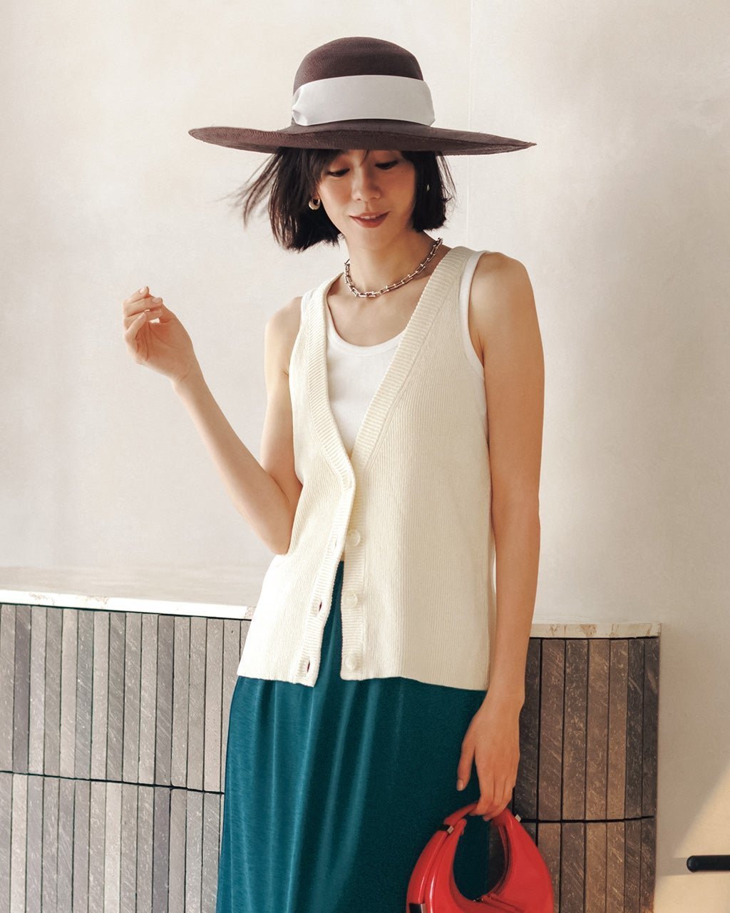 【ドゥクラッセ/DoCLASSE】の片畦編み・Vネックジレ インテリア・キッズ・メンズ・レディースファッション・服の通販 founy(ファウニー) 　ファッション　Fashion　レディースファッション　Fashion for Women　アウター　Coat / Outerwear Collection　レディースジャケット・軽アウター　Jackets　新作・新入荷　New Arrivals / New In　おすすめ　Recommended / Our Picks　カッティング　Cutting Detail　キャミ　Camisole, Cami Top　クール　Cool, Chic　サマー　Summer, Summer Style　ジャケット　Jacket, Outerwear　スマート　Smart, Elegant　夏　Summer　春　Spring　S/S・春夏　SS, Spring/Summer, Warm Season　畦　Ribbed Knit　オフホワイト|ID: prp329100004993247 ipo3291000000037396670