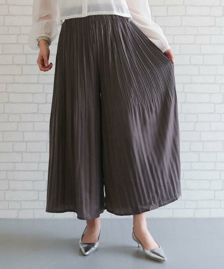 【アクアガレージ/aquagarage】のサテン生地プリーツパンツ 人気、トレンドファッション・服の通販 founy(ファニー) 　ファッション　Fashion　レディースファッション　Fashion for Women　パンツ　Pants & Trousers　送料無料　Free Shipping　サテン　Satin, Glossy Fabric　ショーツ　Shorts, Short Pants　シンプル　Simple, Minimal　フェミニン　Feminine, Girly　フレア　Flare, Flared　プチプライス・低価格　Affordable / Budget Price　プリーツ　Pleats, Pleated　エレガント 上品　Elegant　楽ちん　Easy Fit, Comfortable　 other-1|ID: prp329100003785359 ipo3291000000035647595
