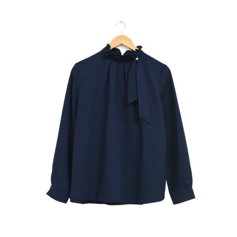 【アクアガレージ/aquagarage】のフリルスタンドカラーブラウス|上品フェミニンな旬顔トップス| インテリア・キッズ・メンズ・レディースファッション・服の通販 founy(ファニー) ファッション Fashion レディースファッション Fashion for Women トップス・カットソー Cut & Sew Tops シャツ・ブラウス・オフィスカジュアル Elegant Blouses & Button-Ups インナー Innerwear 春 Spring サロペット Overalls, Salopette シンプル Simple, Minimal スタンド Stand Collar, Upright Stand ダウン Down, Puffer デニム Denim, Jeans Material トレンド Trend, Trending Now なめらか Smooth, Silky Texture フェミニン Feminine, Girly フリル Frill, Ruffle ロング Long, Long-Length S/S・春夏 SS, Spring/Summer, Warm Season 送料無料 Free Shipping プチプライス・低価格 Affordable / Budget Price おすすめ Recommended / Our Picks 夏 Summer エレガント 上品 Elegant ネイビー|ID: prp329100003786172 ipo3291000000024911509