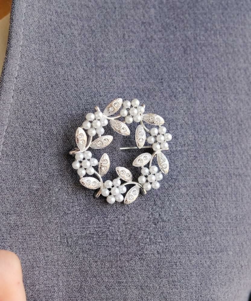 【アクアガレージ/aquagarage】のサークルデザインブローチ 人気、トレンドファッション・服の通販 founy(ファニー) 　ファッション　Fashion　レディースファッション　Fashion for Women　送料無料　Free Shipping　アクセサリー　Fashion Accessories　サークル　Circle, Round Design　セレモニー　Ceremony　パール　Pearl, Pearl Accent　ビジュー　Bijou, Jewel-like Accent　ブローチ　Brooch, Pin Brooch　プチプライス・低価格　Affordable / Budget Price　モチーフ　Motif, Design Theme　リーフ　Leaf, Botanical Leaf　 other-1|ID: prp329100003916484 ipo3291000000036073291