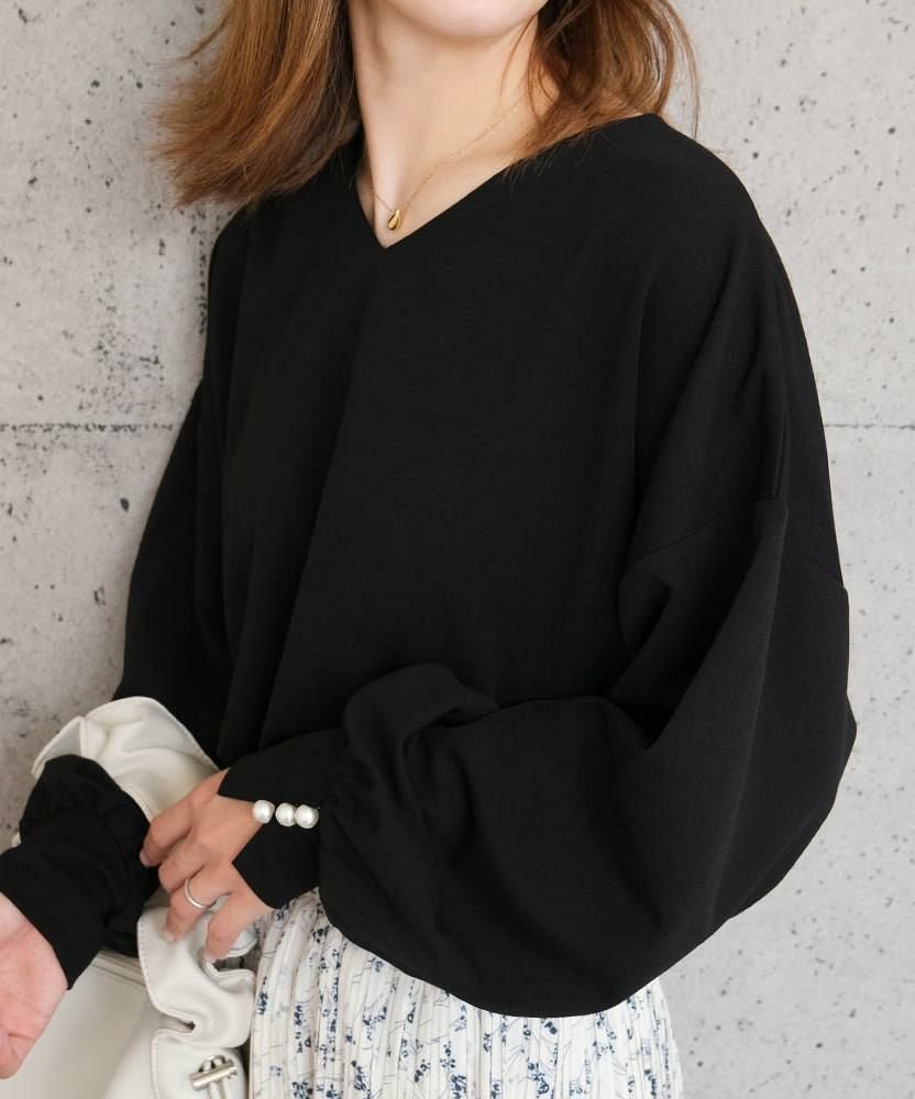 【アクアガレージ/aquagarage】の梨地Vネック袖口パールカットソー 人気、トレンドファッション・服の通販 founy(ファニー) 　ファッション　Fashion　レディースファッション　Fashion for Women　トップス・カットソー　Cut & Sew Tops　シャツ・ブラウス・オフィスカジュアル　Elegant Blouses & Button-Ups　ロングTシャツ・Tシャツ　Longline T-Shirts & Tees　カットソー・ベーシックTシャツ　Cut-and-Sewn Tops / Stretch Tees & Basics　Vネックトップス　V-Neck Tops / V-Cut Neckline Shirts　送料無料　Free Shipping　カットソー　Cut and Sewn Top　シンプル　Simple, Minimal　セットアップ　Set-Up, Coordinated Outfit　フィット　Fit, Slim Fit　プチプライス・低価格　Affordable / Budget Price　 other-1|ID: prp329100004254315 ipo3291000000036074156