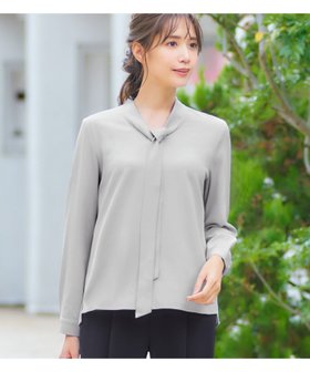 【フロリア/Flolia】の【オフィスもセレモニーも使える】洗えるVネックボウタイ風長袖ビジネスブラウス 人気、トレンドファッション・服の通販 founy(ファニー) ファッション Fashion レディースファッション Fashion for Women トップス・カットソー Cut & Sew Tops シャツ・ブラウス・オフィスカジュアル Elegant Blouses & Button-Ups Vネックトップス V-Neck Tops / V-Cut Neckline Shirts 新作・新入荷 New Arrivals / New In セレモニー Ceremony ビジネス 仕事 通勤 Business / Work / Commuting プチプライス・低価格 Affordable / Budget Price 洗える Machine Washable 長袖 Long Sleeve, Full Sleeve |ID:prp329100003801676