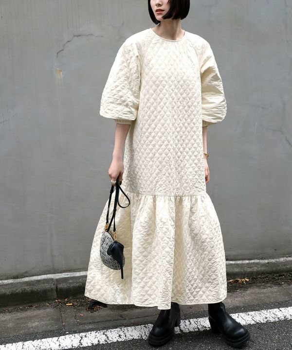 【エルフランク/ELFRANK】のキルティング裾フレアボリューム袖ロングワンピース インテリア・キッズ・メンズ・レディースファッション・服の通販 founy(ファニー) 　ファッション　Fashion　レディースファッション　Fashion for Women　ワンピース　Dresses　新作・新入荷　New Arrivals / New In　おすすめ　Recommended / Our Picks　キルティング　Quilted, Quilting　ギャザー　Gathered, Ruffled　トレンド　Trend, Trending Now　パイピング　Piping, Trim Design　フレア　Flare, Flared　プチプライス・低価格　Affordable / Budget Price　ロング　Long, Long-Length　A/W・秋冬　Autumn/Winter　軽量　Lightweight, Ultra Light　オフホワイト|ID: prp329100003801902 ipo3291000000025425400