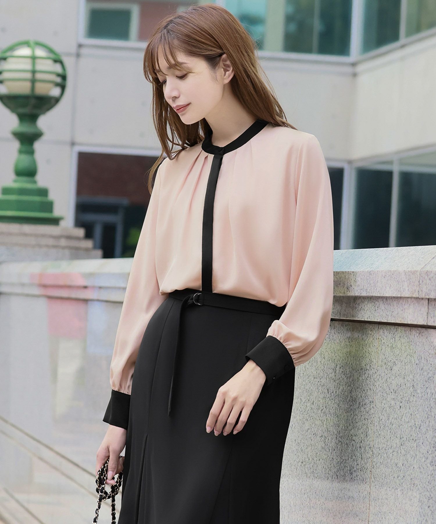 【フロリア/Flolia】のバイカラースタンドネックタックブラウス 人気、トレンドファッション・服の通販 founy(ファニー) 　ファッション　Fashion　レディースファッション　Fashion for Women　トップス・カットソー　Cut & Sew Tops　シャツ・ブラウス・オフィスカジュアル　Elegant Blouses & Button-Ups　インナー　Innerwear　カフス　Cuff Design　コンパクト　Compact, Small Size　サテン　Satin, Glossy Fabric　ジャケット　Jacket, Outerwear　スタンド　Stand Collar, Upright Stand　ドレープ　Drape, Draping Fabric　新作・新入荷　New Arrivals / New In　プチプライス・低価格　Affordable / Budget Price　エレガント 上品　Elegant　セレモニー　Ceremony　 other-1|ID: prp329100003801979 ipo3291000000025800698