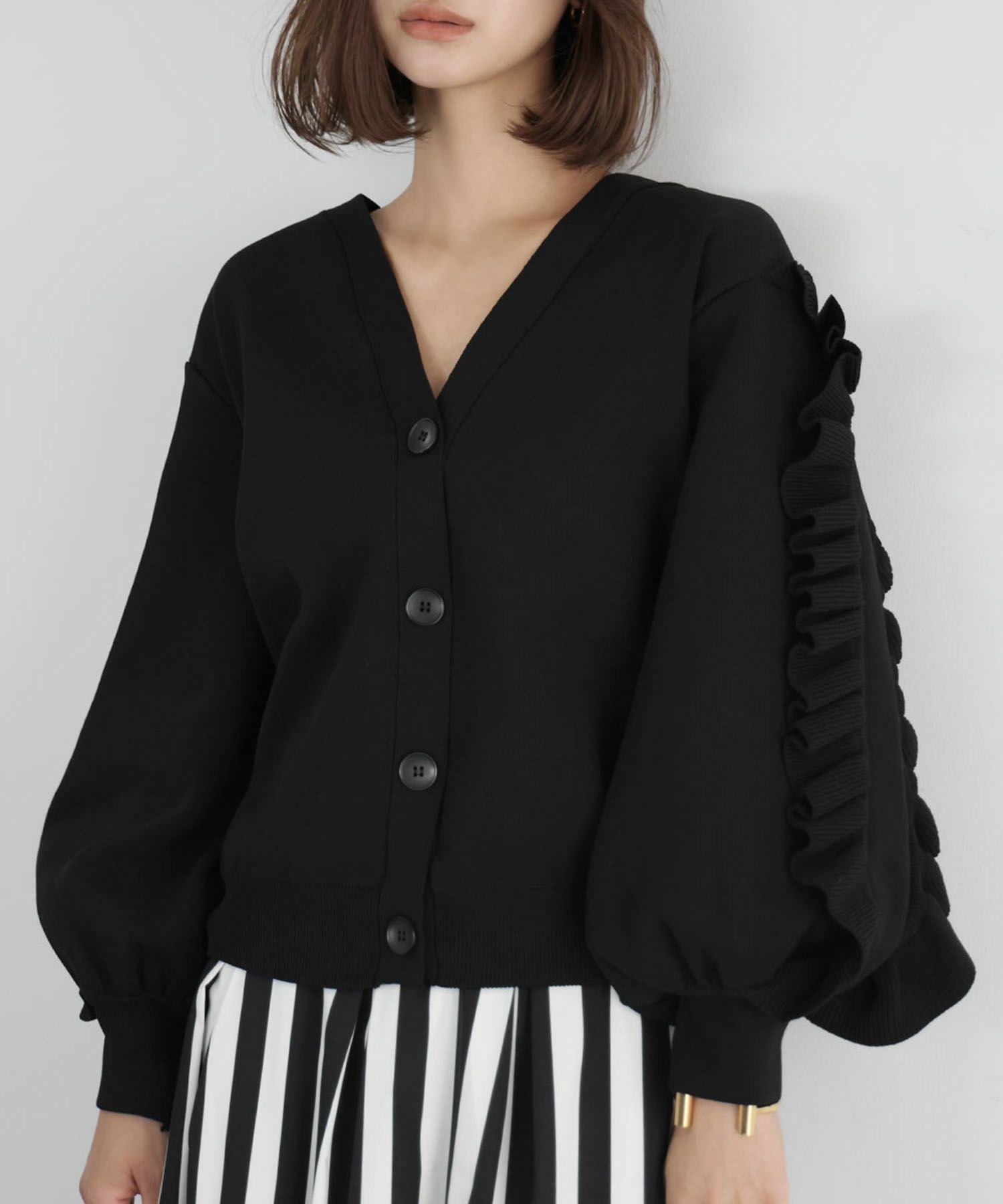 【エルフランク/ELFRANK】のフリルスリーブVネックニットカーディガン 人気、トレンドファッション・服の通販 founy(ファニー) 　ファッション　Fashion　レディースファッション　Fashion for Women　トップス・カットソー　Cut & Sew Tops　ニット　Knit Tops & Sweaters　カーディガン・羽織り　Layered Style Cardigans　Vネックトップス　V-Neck Tops / V-Cut Neckline Shirts　新作・新入荷　New Arrivals / New In　スリーブ　Sleeve, Long Sleeve / Short Sleeve　フリル　Frill, Ruffle　プチプライス・低価格　Affordable / Budget Price　 other-1|ID: prp329100004121202 ipo3291000000035901237