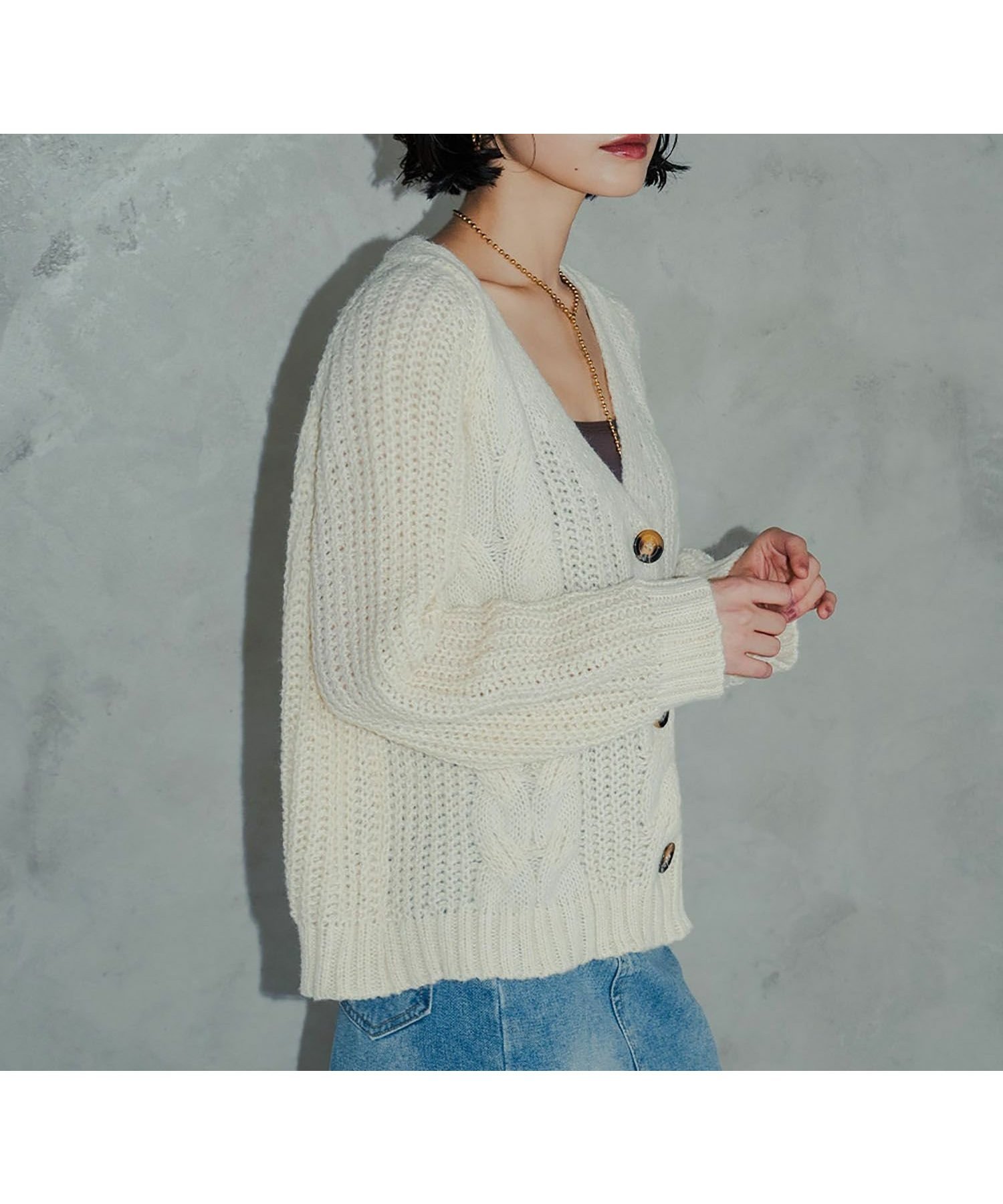 【アンピルーラ/Ampirula】のVネックケーブルカーディガン 人気、トレンドファッション・服の通販 founy(ファニー) 　ファッション　Fashion　レディースファッション　WOMEN　トップス・カットソー　Tops/Tshirt　カーディガン　Cardigans　Vネック　V-Neck　NEW・新作・新着・新入荷　New Arrivals　カーディガン　Cardigan　クラシカル　Classical　シンプル　Simple　パターン　Pattern　プチプライス・低価格　Affordable　冬　Winter　秋　Autumn/Fall　軽量　Lightweight　 other-1|ID: prp329100004186764 ipo3291000000029548938