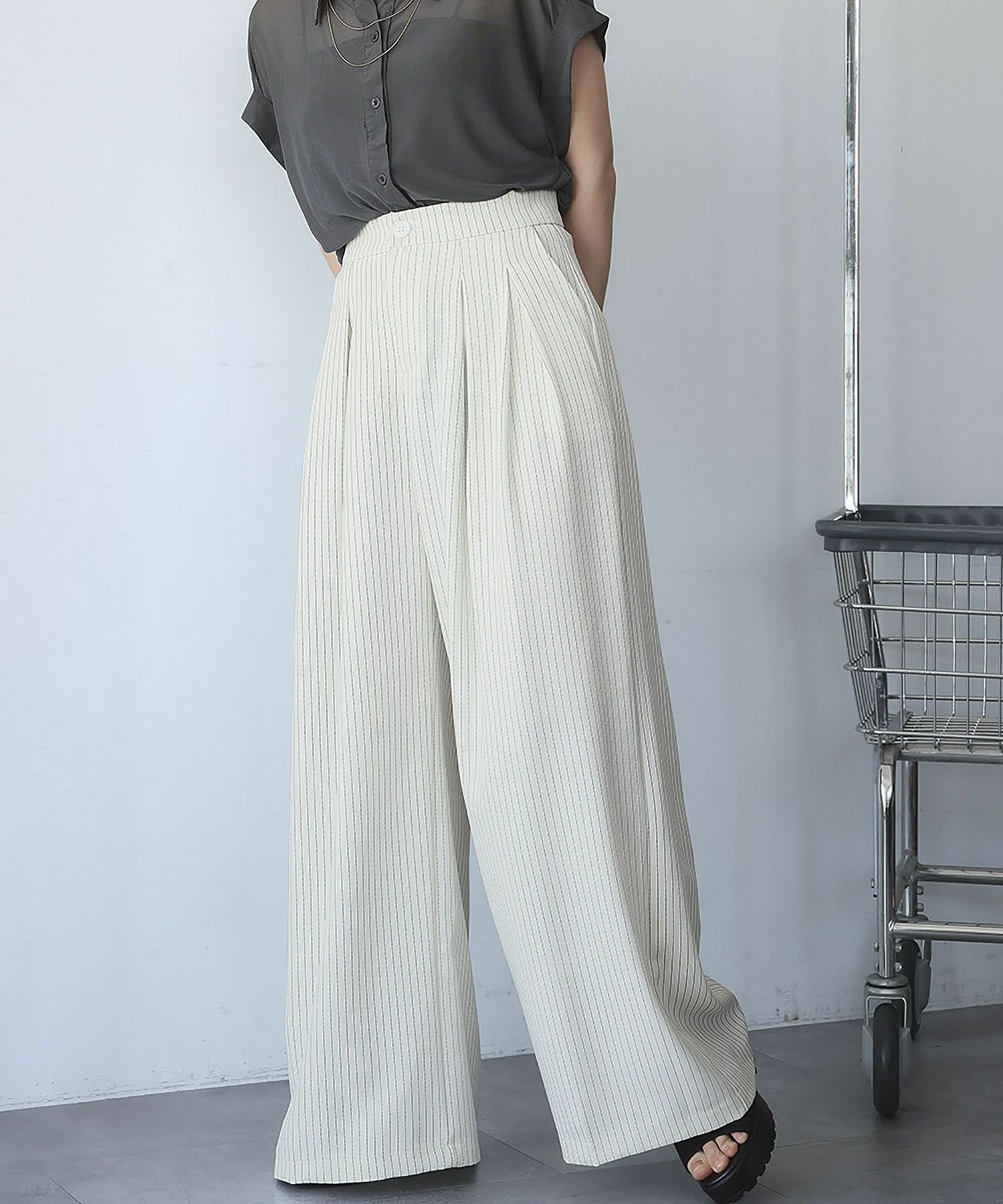 【アンピルーラ/Ampirula】のツータックピンストライプワイドフレアパンツ 人気、トレンドファッション・服の通販 founy(ファニー) 　ファッション　Fashion　レディースファッション　Fashion for Women　パンツ　Pants & Trousers　新作・新入荷　New Arrivals / New In　プチプライス・低価格　Affordable / Budget Price　 other-1|ID: prp329100004436040 ipo3291000000035503186