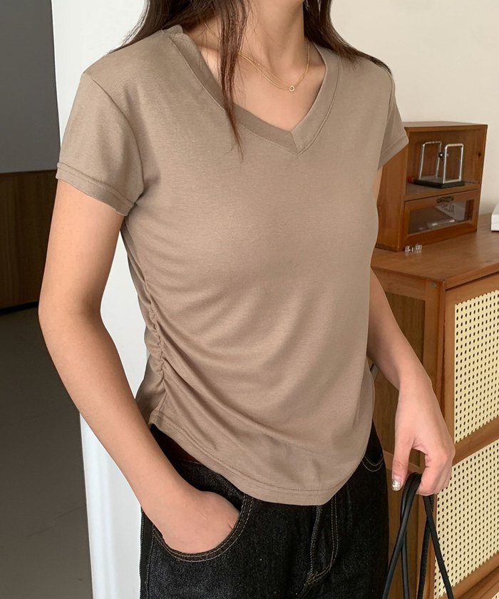 【ロワ/LOWO】の【2025SS】サイドギャザーVネック半袖Tシャツ カットソー インテリア・キッズ・メンズ・レディースファッション・服の通販 founy(ファニー) https://founy.com/ ファッション Fashion レディースファッション Fashion for Women トップス・カットソー Cut & Sew Tops シャツ・ブラウス・オフィスカジュアル Elegant Blouses & Button-Ups ロングTシャツ・Tシャツ Longline T-Shirts & Tees カットソー・ベーシックTシャツ Cut-and-Sewn Tops / Stretch Tees & Basics Vネックトップス V-Neck Tops / V-Cut Neckline Shirts 新作・新入荷 New Arrivals / New In 2025年 2025 2025春夏・S/S Spring/Summer 2025 SS25 カットソー Cut and Sewn Top ギャザー Gathered, Ruffled シンプル Simple, Minimal デコルテ Décolleté, Neckline プチプライス・低価格 Affordable / Budget Price 半袖 Short Sleeve, Half Sleeve |ID: prp329100004449838 ipo3291000000031119830