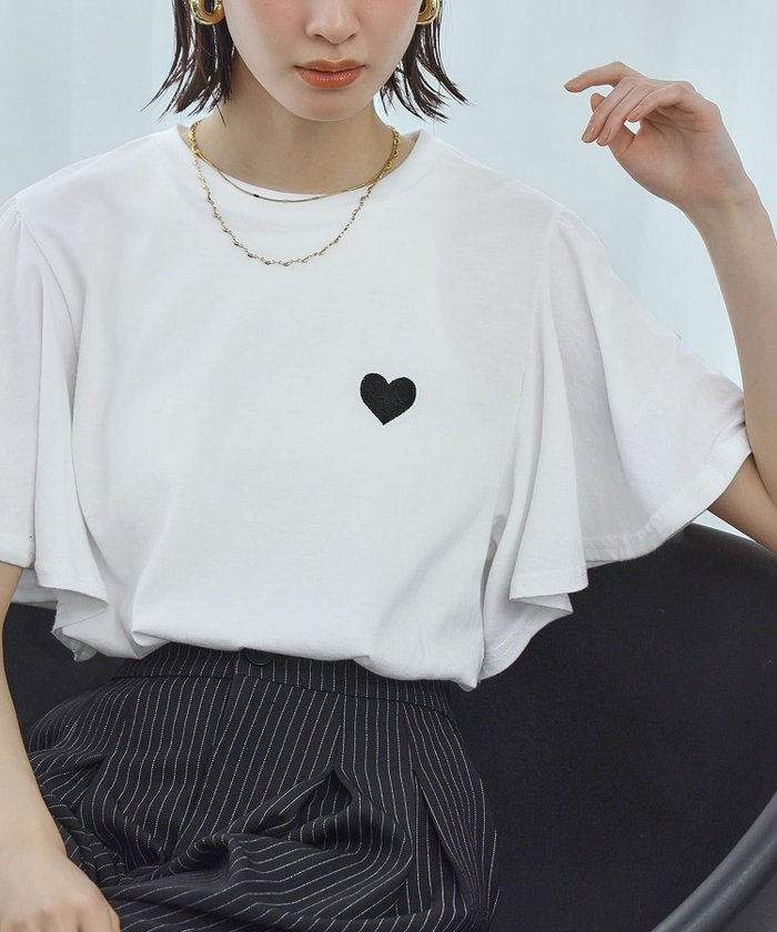 【アンピルーラ/Ampirula】の【2025SS】洗えるワンポイントハート刺繍フレアスリーブTシャツ インテリア・キッズ・メンズ・レディースファッション・服の通販 founy(ファニー) https://founy.com/ ファッション Fashion レディースファッション WOMEN トップス・カットソー Tops/Tshirt シャツ/ブラウス Shirts/Blouses ロング / Tシャツ T-Shirts 洗える Washable カットソー Cut And Sew シンプル Simple スリーブ Sleeve バランス Balance フェミニン Feminine フレア Flare リラックス Relax ワンポイント One Point NEW・新作・新着・新入荷 New Arrivals プチプライス・低価格 Affordable 2025年 2025 2025春夏・S/S Ss,Spring/Summer,2025 |ID: prp329100004479157 ipo3291000000031577280
