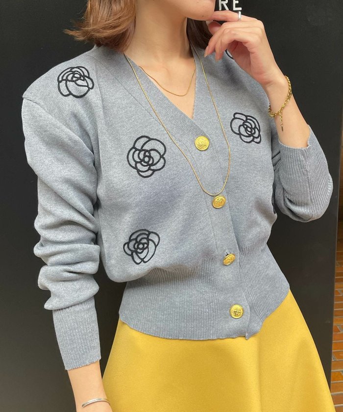 【アンピルーラ/Ampirula】のローズ刺繍Vネックニットカーディガン インテリア・キッズ・メンズ・レディースファッション・服の通販 founy(ファニー) https://founy.com/ ファッション Fashion レディースファッション Fashion for Women トップス・カットソー Cut & Sew Tops ニット Knit Tops & Sweaters カーディガン・羽織り Layered Style Cardigans Vネックトップス V-Neck Tops / V-Cut Neckline Shirts 新作・新入荷 New Arrivals / New In プチプライス・低価格 Affordable / Budget Price ローズ Rose, Rose Motif |ID: prp329100004815032 ipo3291000000036170468