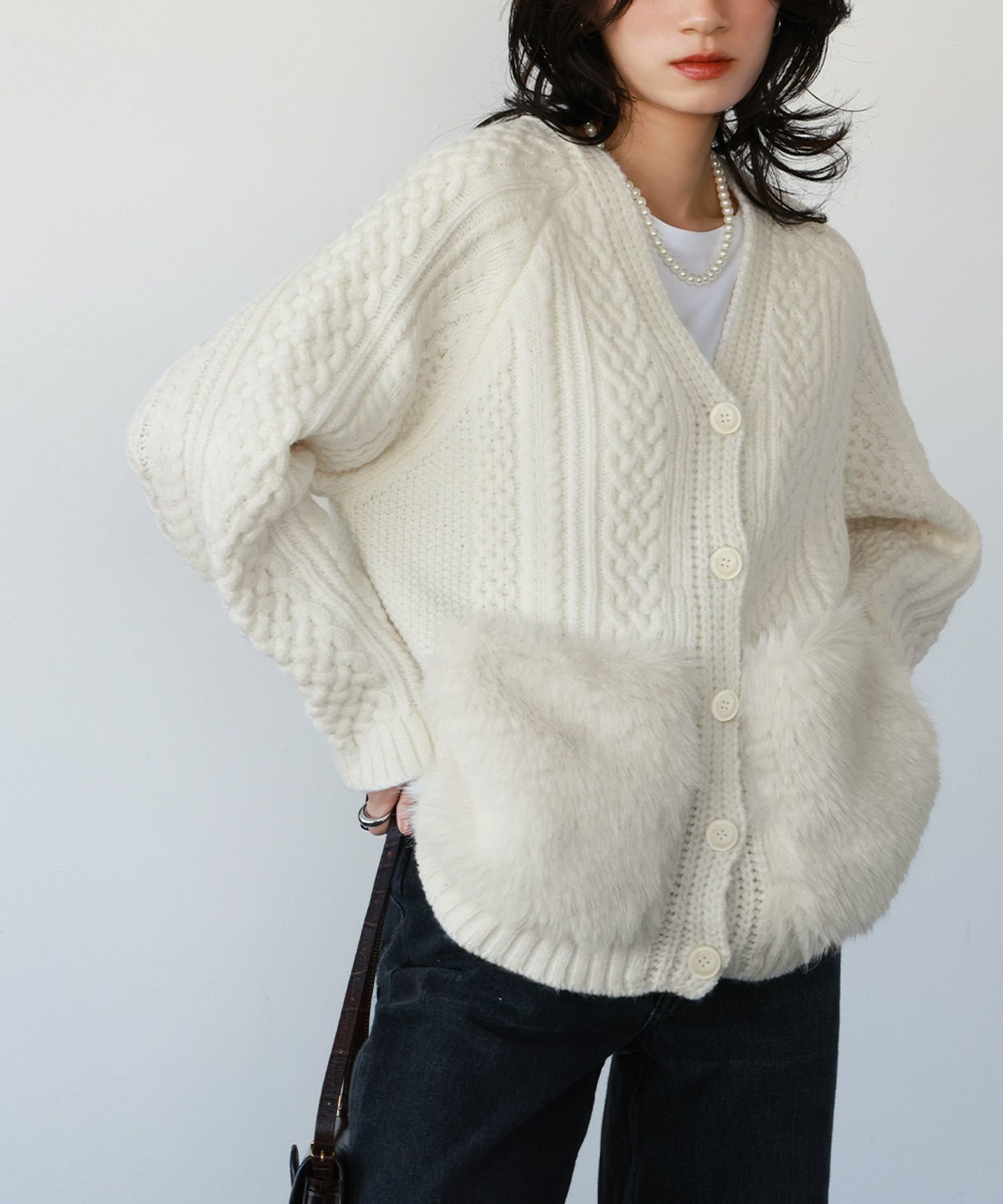 【エルフランク/ELFRANK】の【VERY掲載】ファーポケット付きVネックニットカーディガン 人気、トレンドファッション・服の通販 founy(ファニー) 　ファッション　Fashion　レディースファッション　Fashion for Women　トップス・カットソー　Cut & Sew Tops　ニット　Knit Tops & Sweaters　カーディガン・羽織り　Layered Style Cardigans　Vネックトップス　V-Neck Tops / V-Cut Neckline Shirts　新作・新入荷　New Arrivals / New In　プチプライス・低価格　Affordable / Budget Price　ポケット　Pocket, Pocket Detail　 other-1|ID: prp329100004862869 ipo3291000000036128511