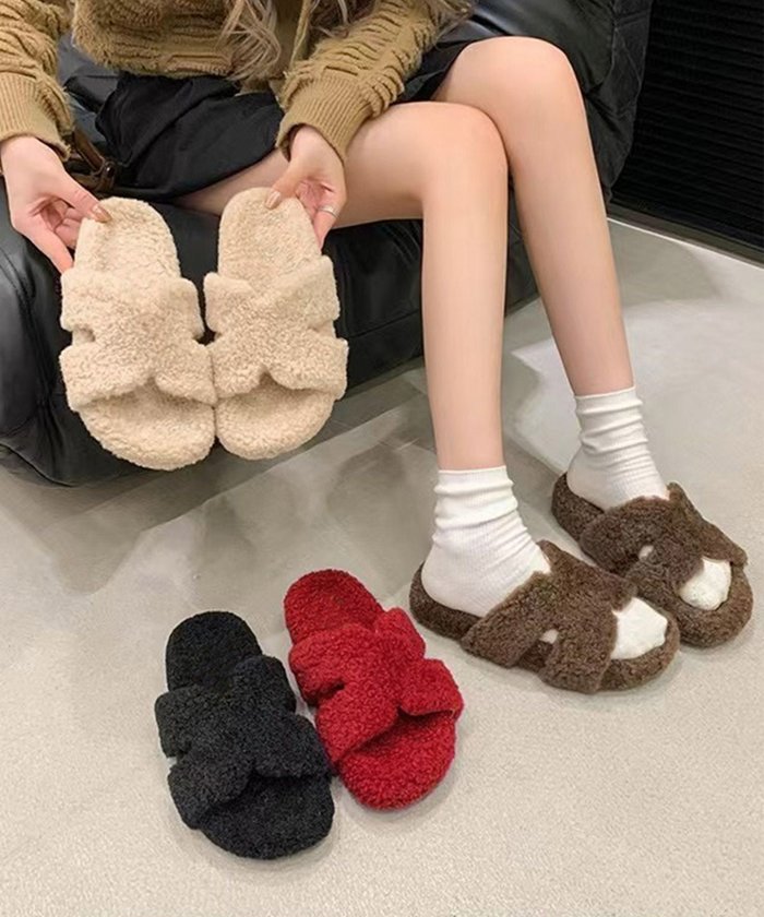 【ロワ/LOWO】のクロスストラップボアフラットサンダル インテリア・キッズ・メンズ・レディースファッション・服の通販 founy(ファウニー) https://founy.com/ ファッション Fashion レディースファッション Fashion for Women 新作・新入荷 New Arrivals / New In プチプライス・低価格 Affordable / Budget Price |ID: prp329100004964822 ipo3291000000037253760