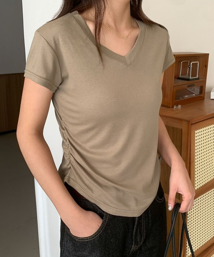 【ロワ/LOWO】のサイドギャザーVネック半袖Tシャツ カットソー インテリア・キッズ・メンズ・レディースファッション・服の通販 founy(ファウニー) https://founy.com/ ファッション Fashion レディースファッション Fashion for Women トップス・カットソー Cut & Sew Tops シャツ・ブラウス・オフィスカジュアル Elegant Blouses & Button-Ups ロングTシャツ・Tシャツ Longline T-Shirts & Tees カットソー・ベーシックTシャツ Cut-and-Sewn Tops / Stretch Tees & Basics Vネックトップス V-Neck Tops / V-Cut Neckline Shirts 新作・新入荷 New Arrivals / New In カットソー Cut and Sewn Top ギャザー Gathered, Ruffled プチプライス・低価格 Affordable / Budget Price 半袖 Short Sleeve, Half Sleeve |ID: prp329100004967062 ipo3291000000037257855